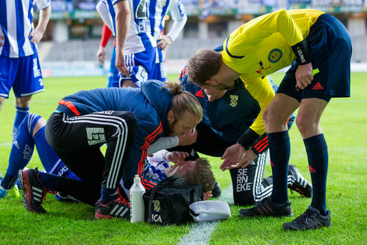 IFK Göteborgs Sören Rieks blir omhändertagen