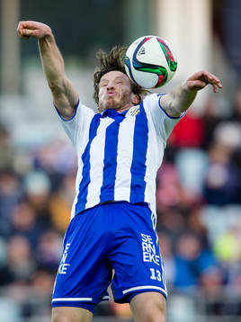 IFK Göteborgs Gustav Svensson tar ned bollen på bröstet