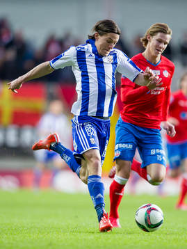 IFK Göteborgs Lasse Vibe före Helsingborgs Emil Krafth