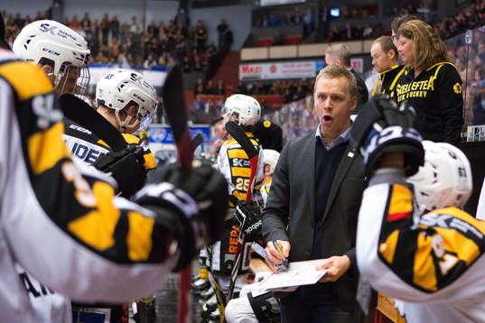 Skellefteås tränare Bert Robertsson coachar sitt lag i