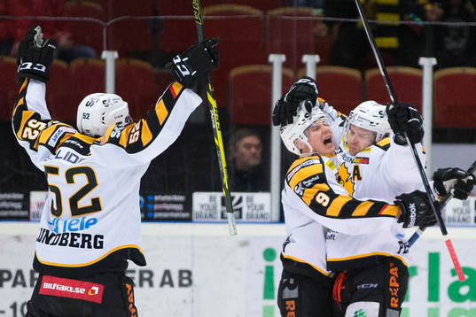 Skellefteå Patrik Zackrisson famnar om Janne Pesonen