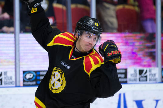 Brynäs Anton Rödin har precis gjort 2-1 i första