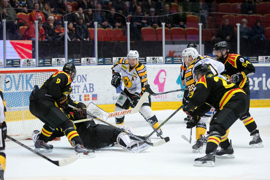 Pucken i nätet bakom en liggande Brynäs målvakt Bernhard