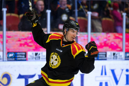 Brynäs Anton Rödin har precis gjort 2-1 i första