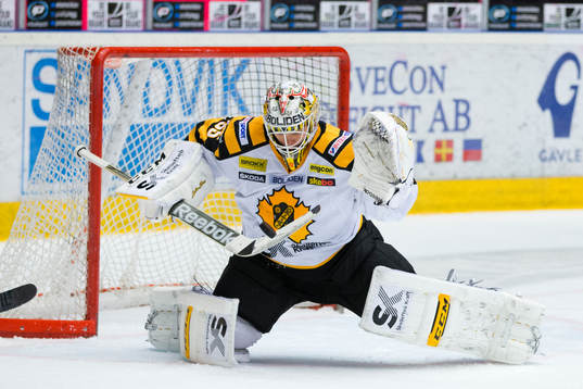 Skellefteå målvakt Markus Svensson håller koll på pucken