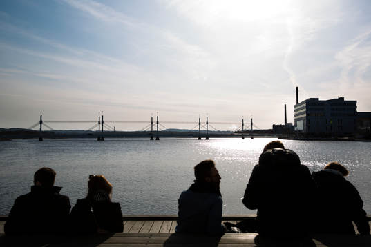 Jönköpingsbor njuter av solen vid Munksjön i centrala