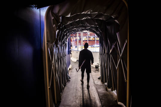 En Malmöspelare före ishockeymatchen i kvalet till SHL