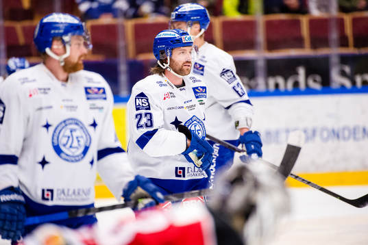 Leksands Daniel Josefsson före ishockeymatchen i kvalet
