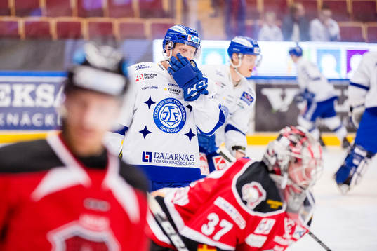 Leksands Toni Kähkönen deppar före ishockeymatchen i