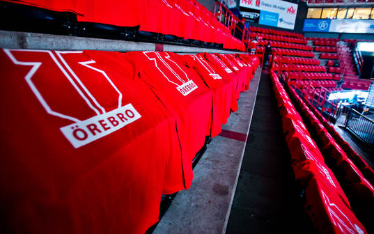 Samtliga sittplatser pryds av en röd Örebro t-shirt innan