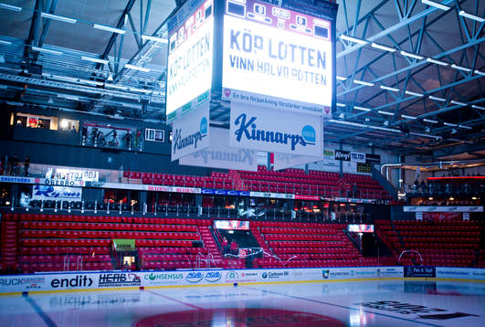 Samtliga sittplatser pryds av en röd Örebro t-shirts
