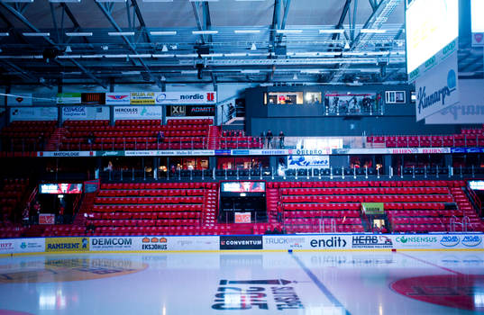 Samtliga sittplatser pryds av en röd Örebro t-shirts
