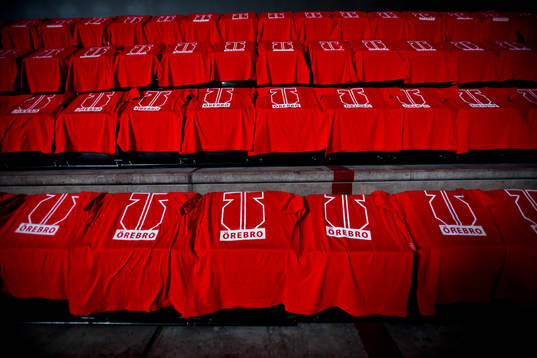 Samtliga sittplatser pryds av en röd Örebro t-shirt innan