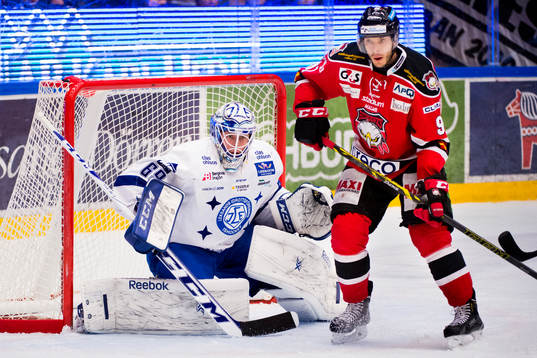Malmö Redhawks Björn Svensson och Leksands målvakt Oscar