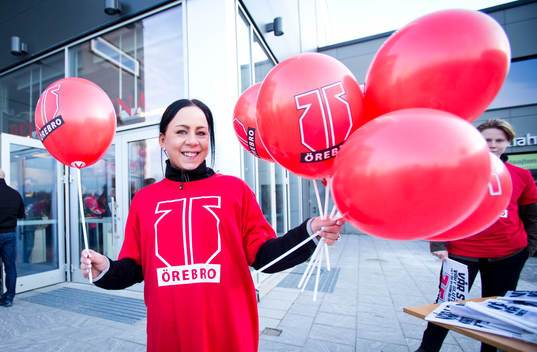 Örebrosupporter håller upp ballonger