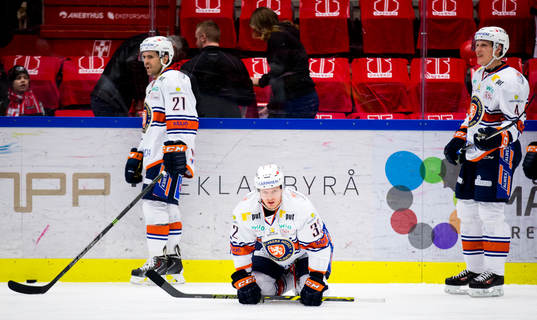 Växjös Nick Johnson värmer upp på knä