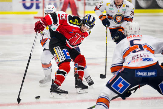 Örebros Martin Johansson med pucken