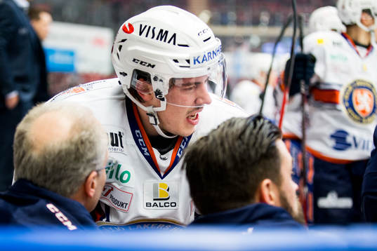 Växjös Sebastian Erixon fick lämna isen skadad