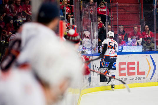Växjös Sebastian Erixon lämnar isen skadad