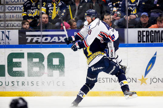 s Emil Johansson tacklar Linköpings Nichlas Hardt