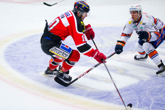 Örebros Derek Ryan och Växjös Ville Varakas