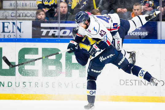 s Emil Johansson tacklar Linköpings Nichlas Hardt