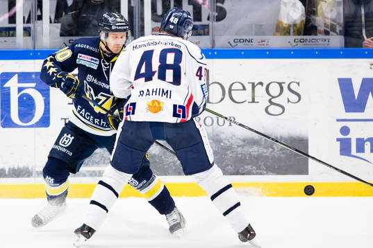 s Ted Brithén blir tacklar av Linköpings Daniel Rahimi