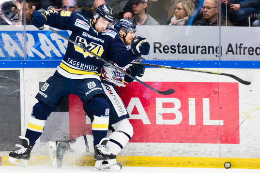 s Mattias Karlsson tacklar Linköpings Johannes Salmonsson