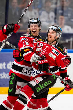 Malmö Redhawks Jens Olsson (m) kramar om Mattias Persson