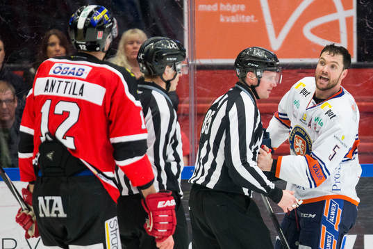Växjös Noah Welch i en het ordväxling med Örebros Marko