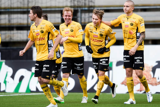 Elfsborgs Simon Hedlund (m) jublar ihop med sina lagkamrater