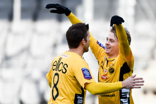 Elfsborgs Simon Hedlund (th) jublar med Anders Svensson (tv)