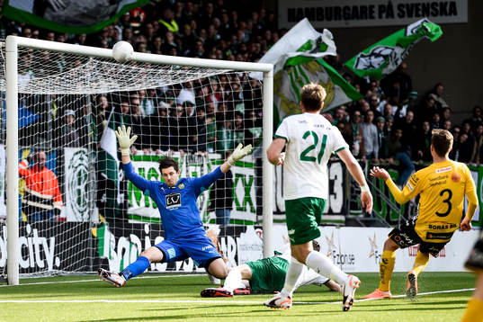 Elfsborgs Adam Lundqvist (th) med ett skott som går strax