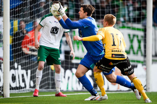 Hammarbys målvakt Johannes Hopf räddar en målchans från