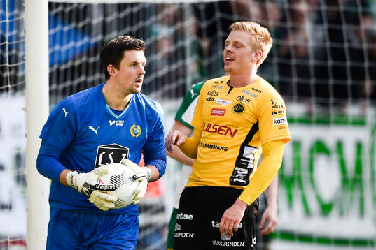Hammarbys målvakt Johannes Hopf räddar en målchans från