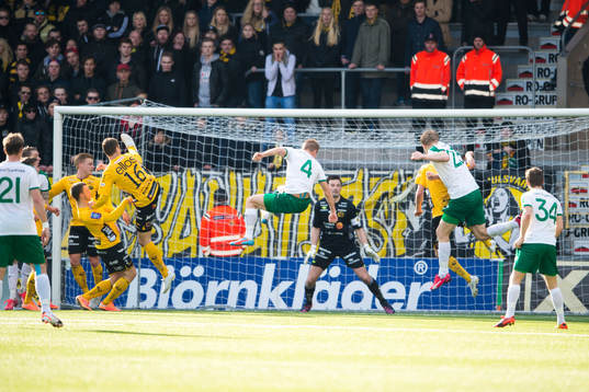 Hammarbys Erik Israelsson nickar precis utanför