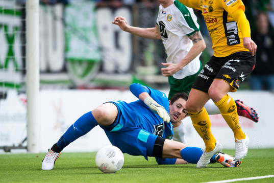 Hammarbys målvakt Johannes Hopf räddar