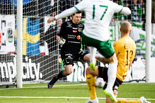 Elfsborgs målvakt Kevin Stuhr - Ellegaard räddar skott