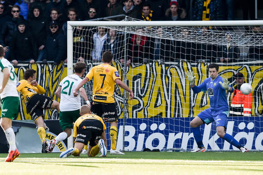 Elfsborgs Anders Svensson (tv) gör 2-0