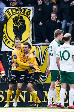 Elfsborgs Viktor Claesson (tv) kramar om Anders Svensson
