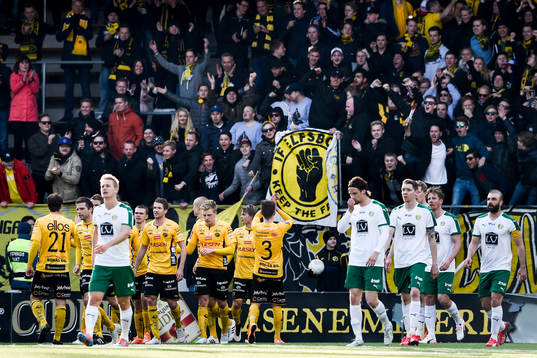 Elfsborgs spelare jublar och Hammarbys spelare deppar