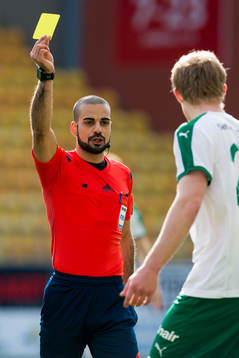Domaren Mohammed Al-Hakim ger Hammarbys Lars Saetra gult