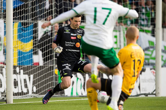 Elfsborgs målvakt Kevin Stuhr - Ellegaard räddar skott av