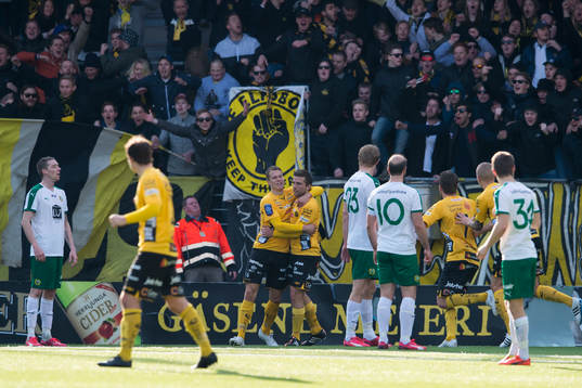Elfsborgs Anders Svensson jublar och kramas om av Viktor