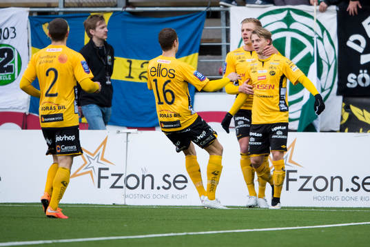 Elfsborgs Simon Hedlund jublar ihop med Per Frick och