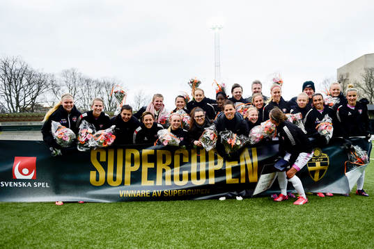 Rosengårds spelare och ledare jublar