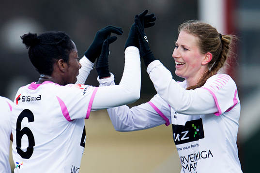Rosengårds Anita Asante och Emma Berglund firar segern i