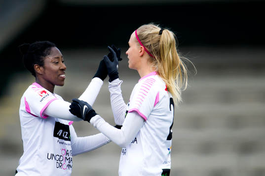 Rosengårds Anita Asante och Line Röddik Hansen firar