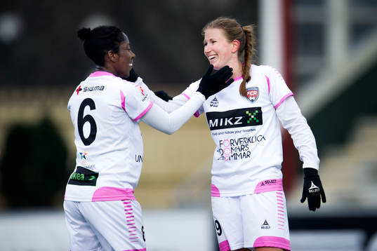 Rosengårds Anita Asante och Emma Berglund firar segern i
