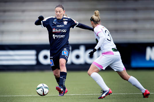 Linköpings Mariann Gajhede bevakas av Rosengårds Amanda